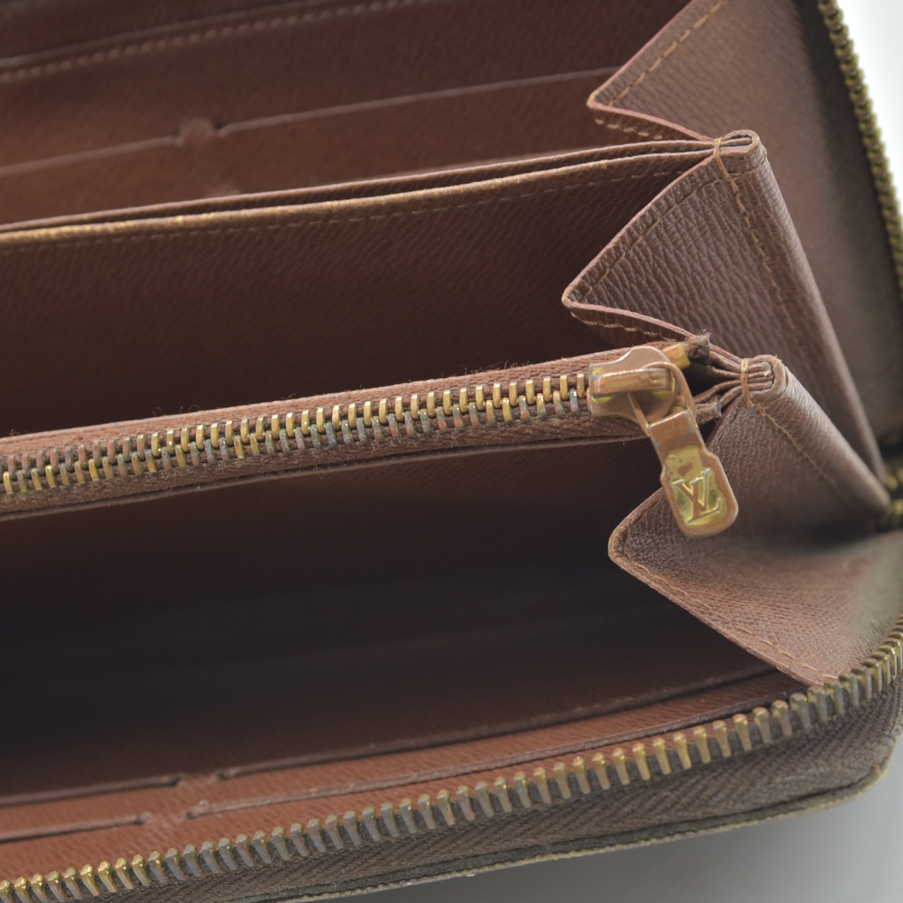 $915 2010 LOUIS VUITTON Monogram Zippy Wallet Brown CA2130