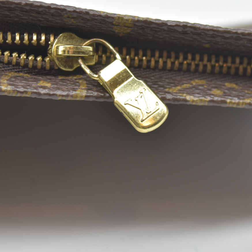 AUCTION $525 Louis Vuitton Monogram Bucket 23 Pouch FL1011