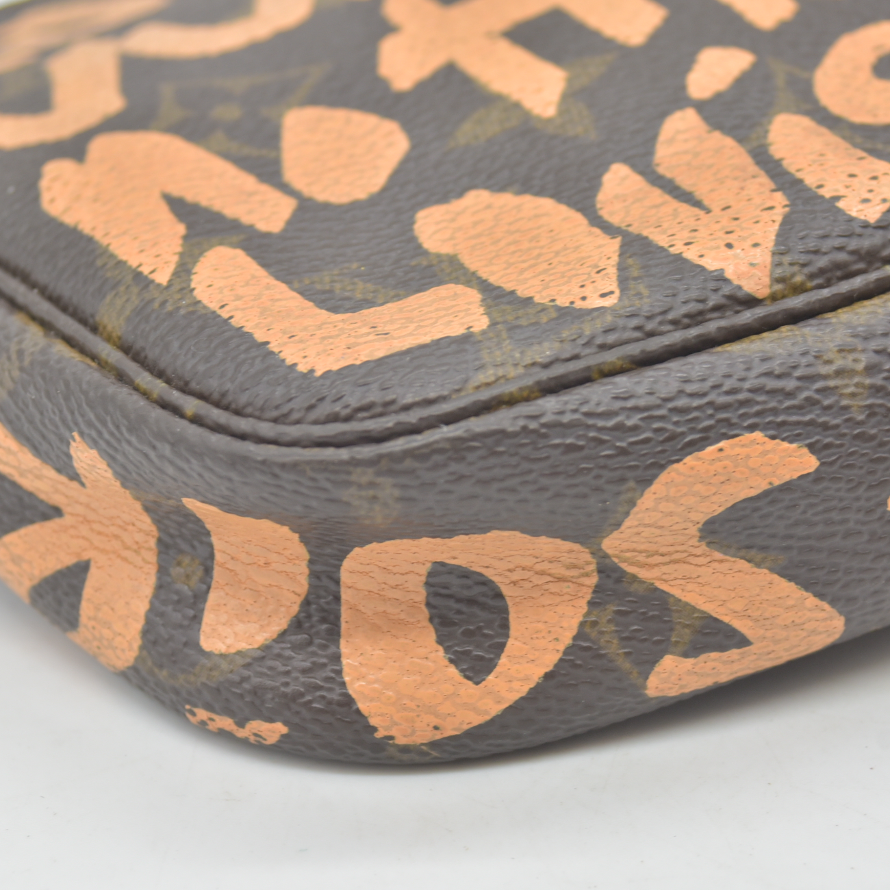 $1290 2001 Louis Vuitton Monogram Graffiti Pochette Accessories Peach AR0071