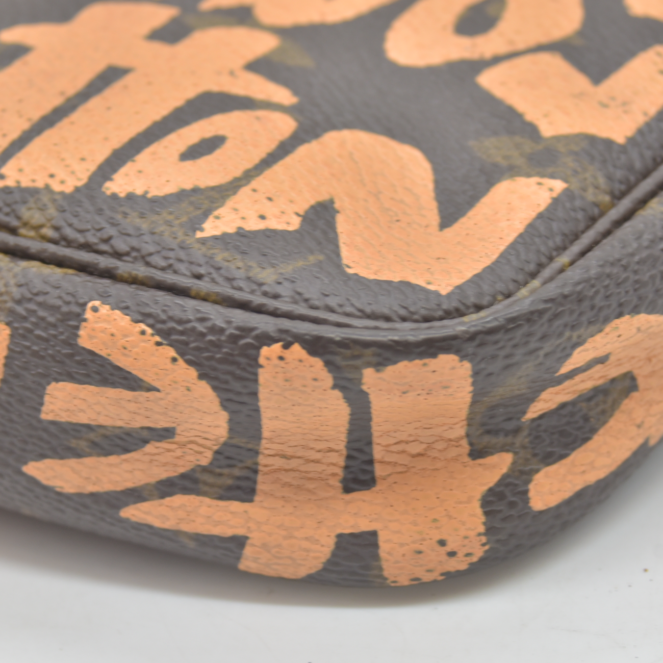 $1290 2001 Louis Vuitton Monogram Graffiti Pochette Accessories Peach AR0071