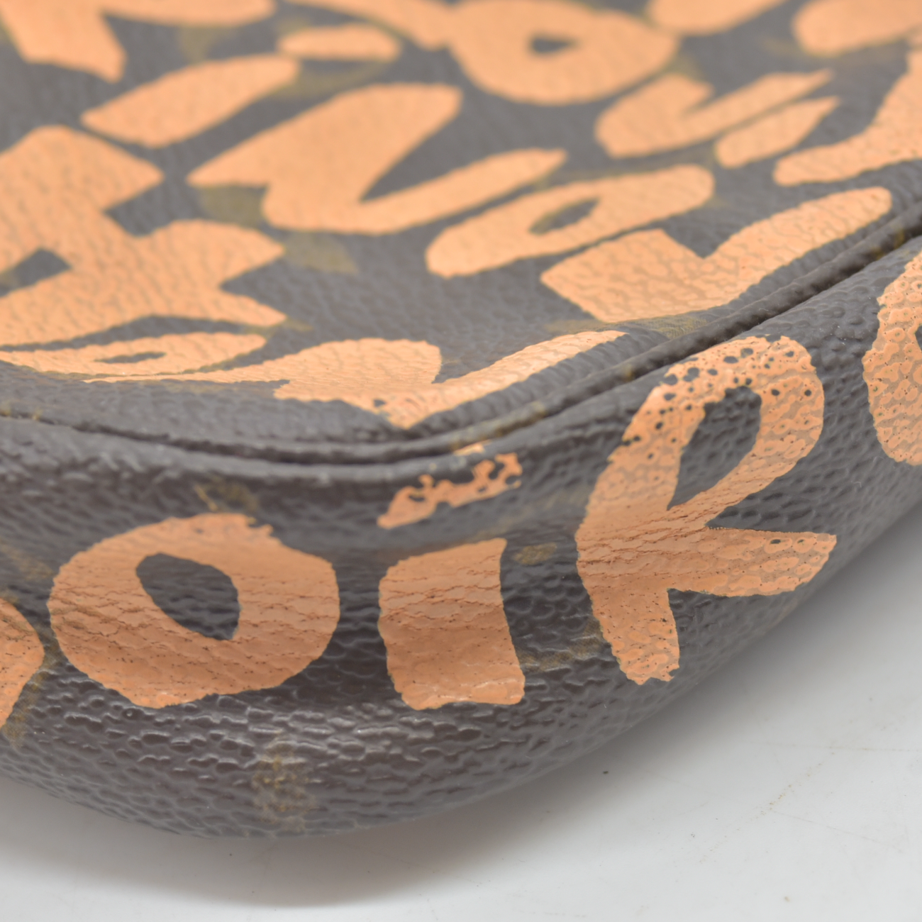 $1290 2001 Louis Vuitton Monogram Graffiti Pochette Accessories Peach AR0071