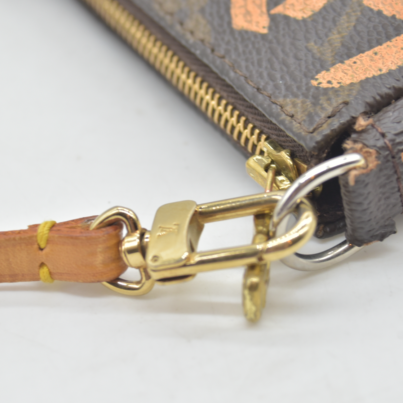 $1290 2001 Louis Vuitton Monogram Graffiti Pochette Accessories Peach AR0071