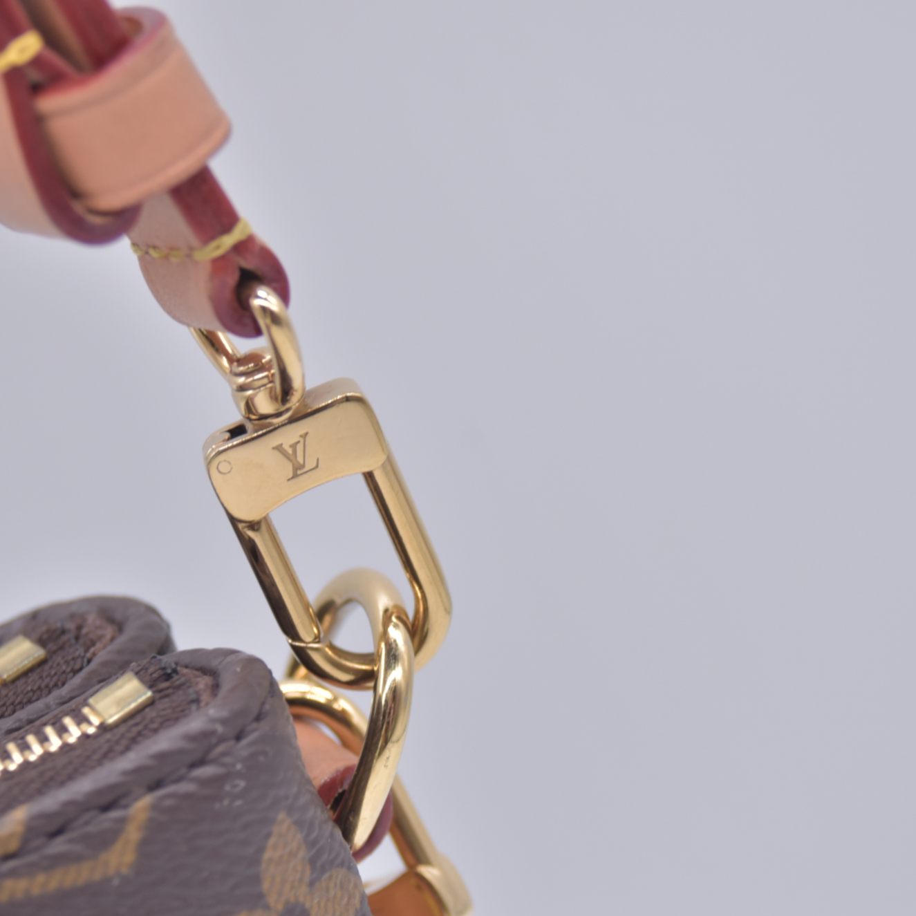 $1950 Louis Vuitton Monogram Liv Pochette RFID 10021156
