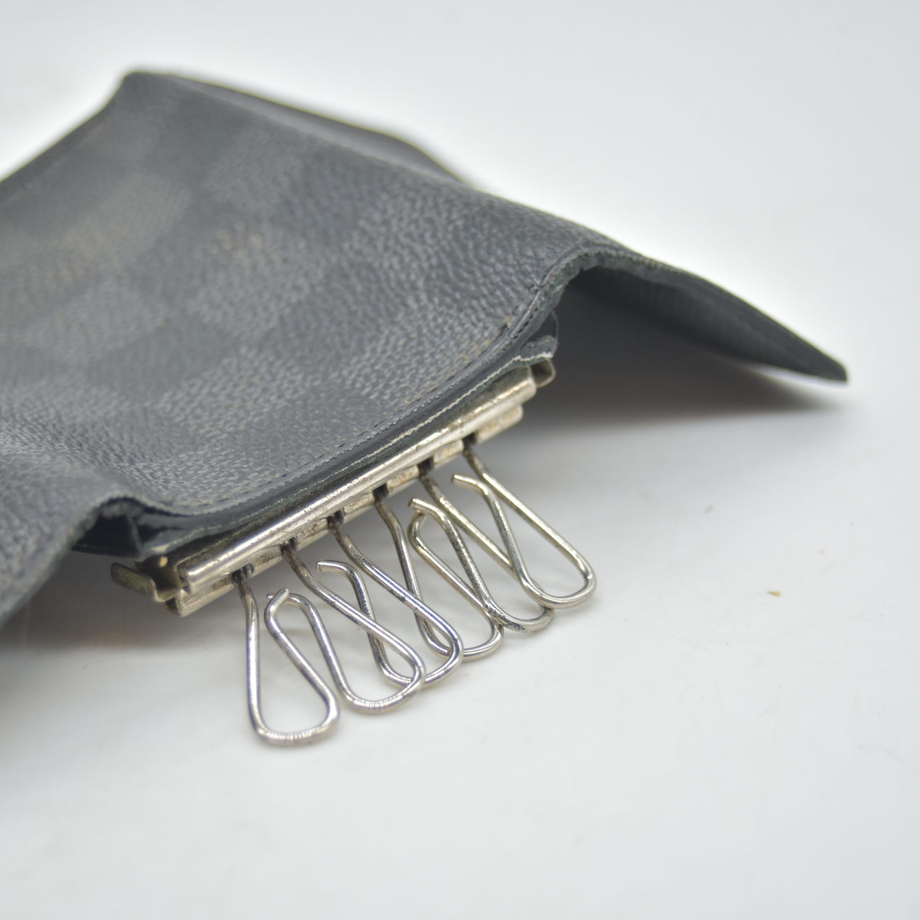 $445 Louis Vuitton Graphite 6 Key Holder CT1180 CONSIGNMENT