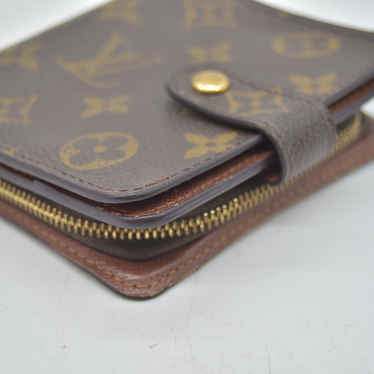 $590 2000 Louis Vuitton Monogram Compact Zippe Zipped Wallet CA0090 CONSIGNMENT