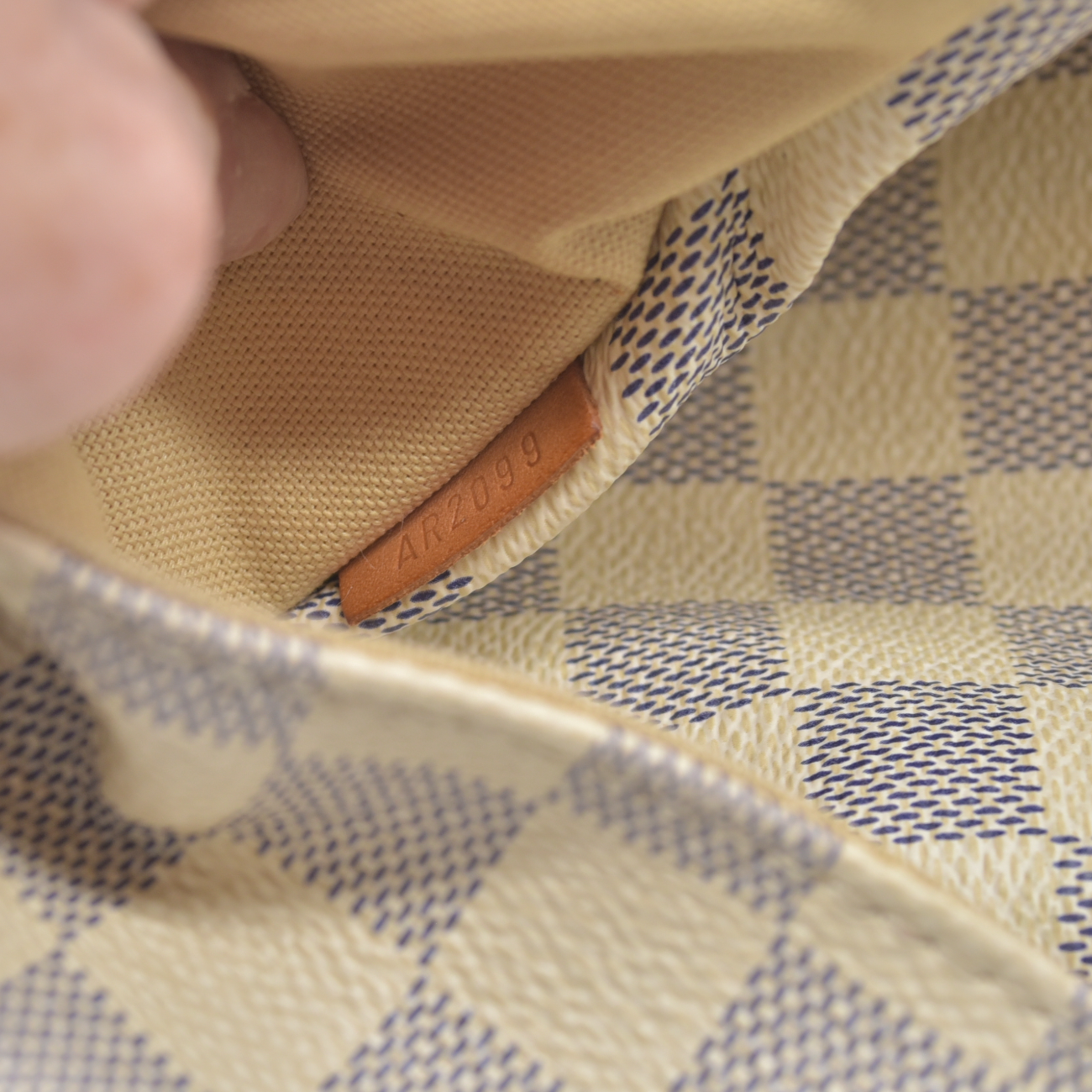$1270 2009 Louis Vuitton Totally PM White Damier Azur AR2099
