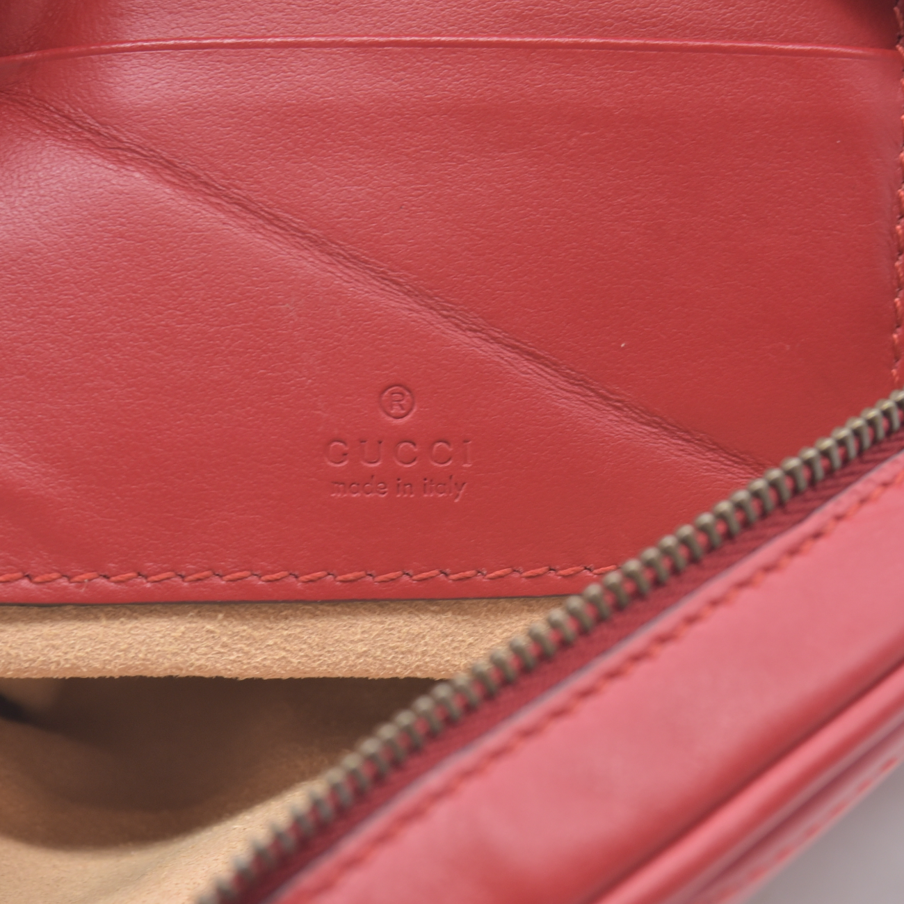 $680 Gucci Calfskin Matelasse GG Marmont Round Wrist Wallet Hibiscus Red