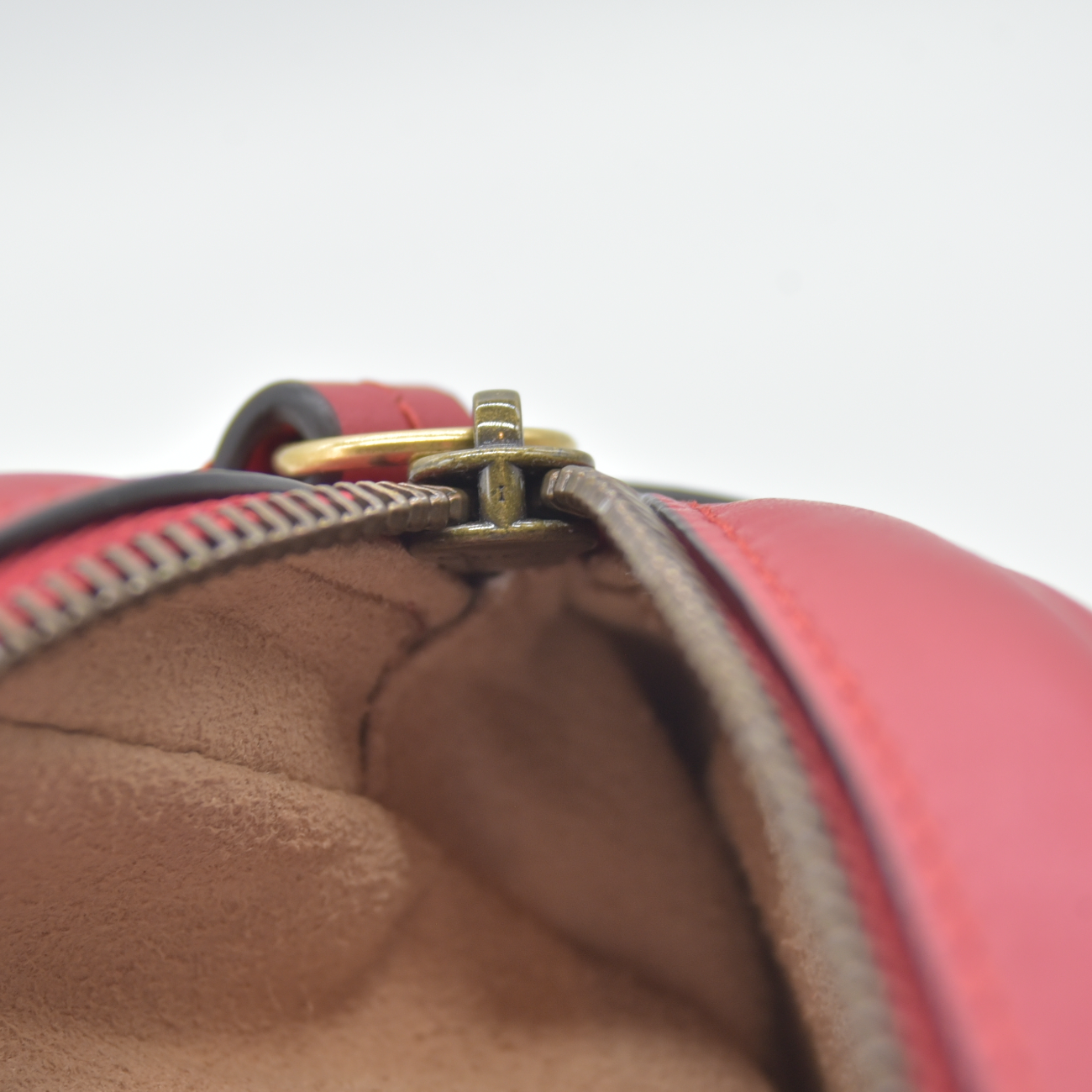 $680 Gucci Calfskin Matelasse GG Marmont Round Wrist Wallet Hibiscus Red