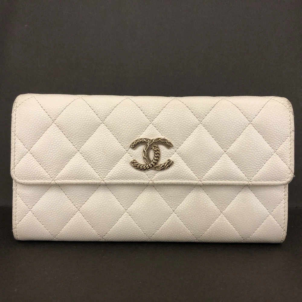 $1400 CHANEL CC Quilted Matelasse Grained Calfskin Bifold Wallet EPXP5N18