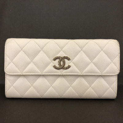 $1400 CHANEL CC Quilted Matelasse Grained Calfskin Bifold Wallet EPXP5N18