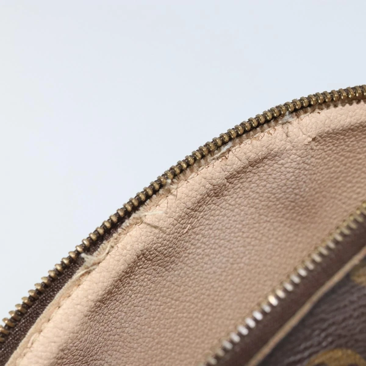 $625 2000 LOUIS VUITTON Monogram Cosmetic Pouch CA1010