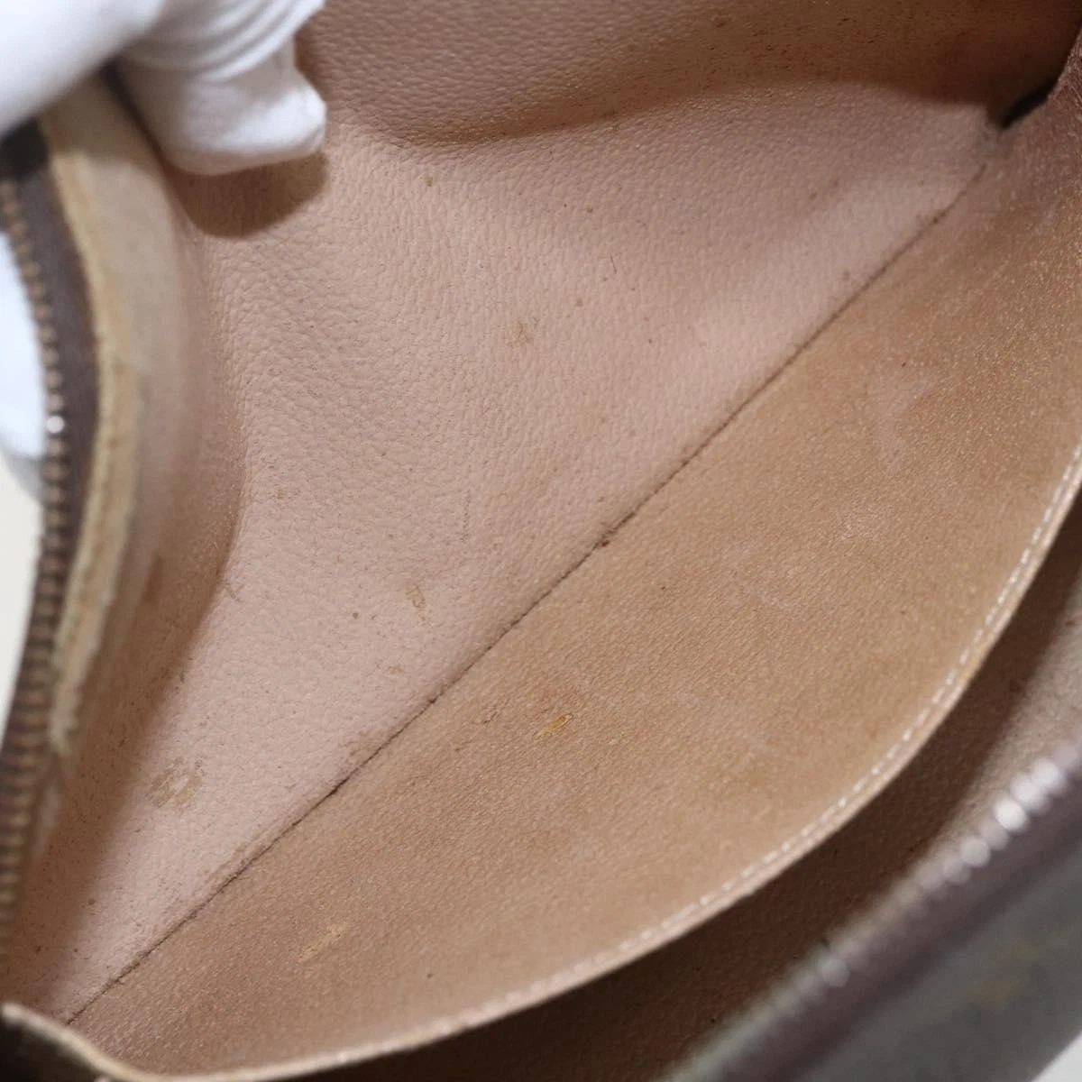 $735 1996 LOUIS VUITTON Monogram Trousse Demi Ronde  TH0996