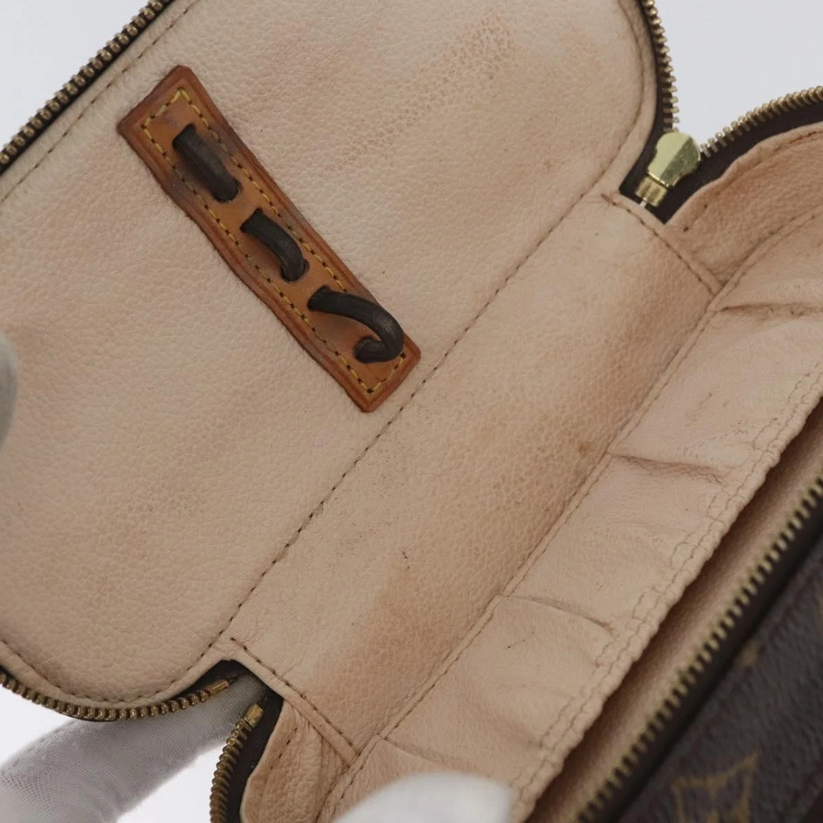 $750 2002 LOUIS VUITTON Monogram Trousse Blush PM VI0092