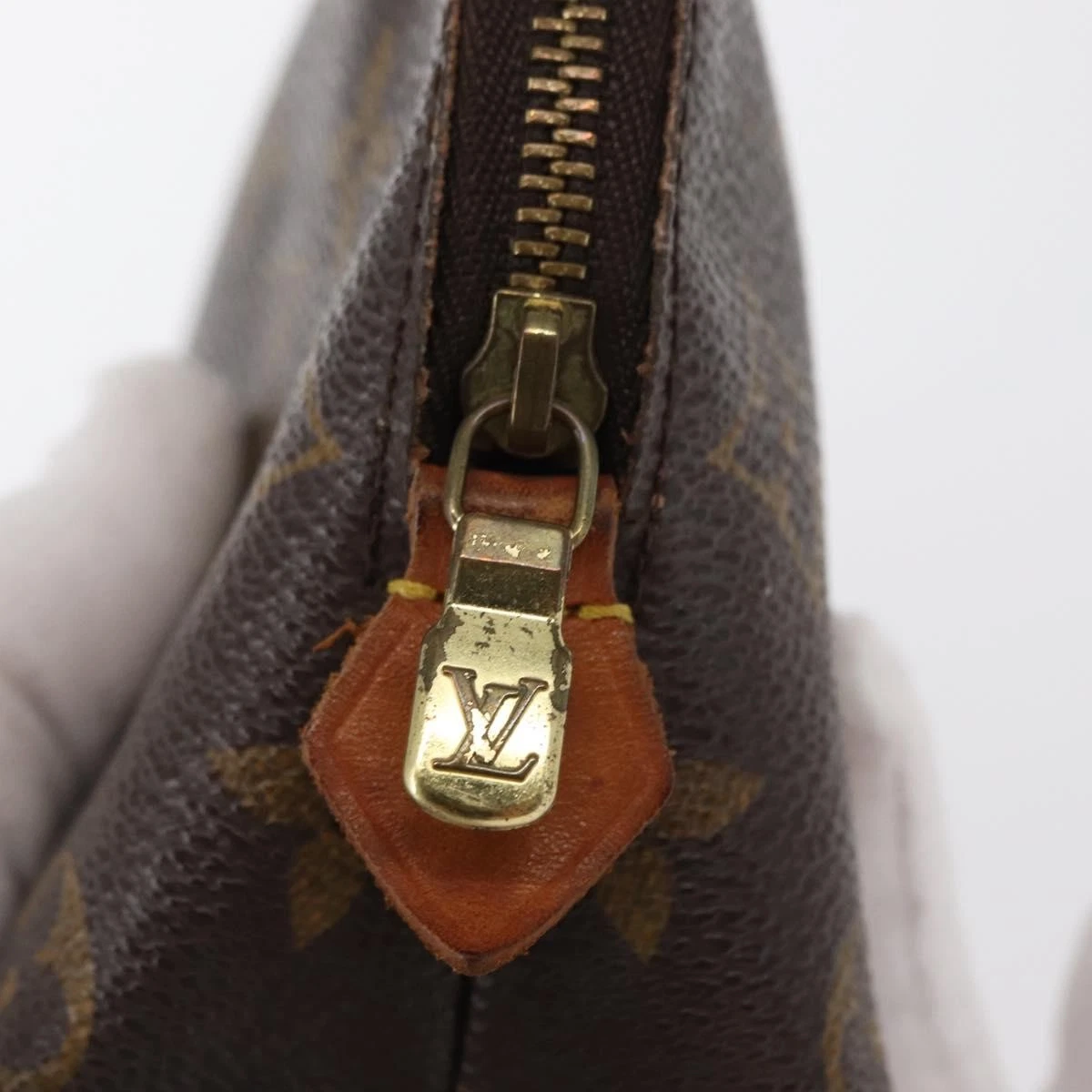 $625 2001 LOUIS VUITTON Monogram Cosmetic Pouch CA0091