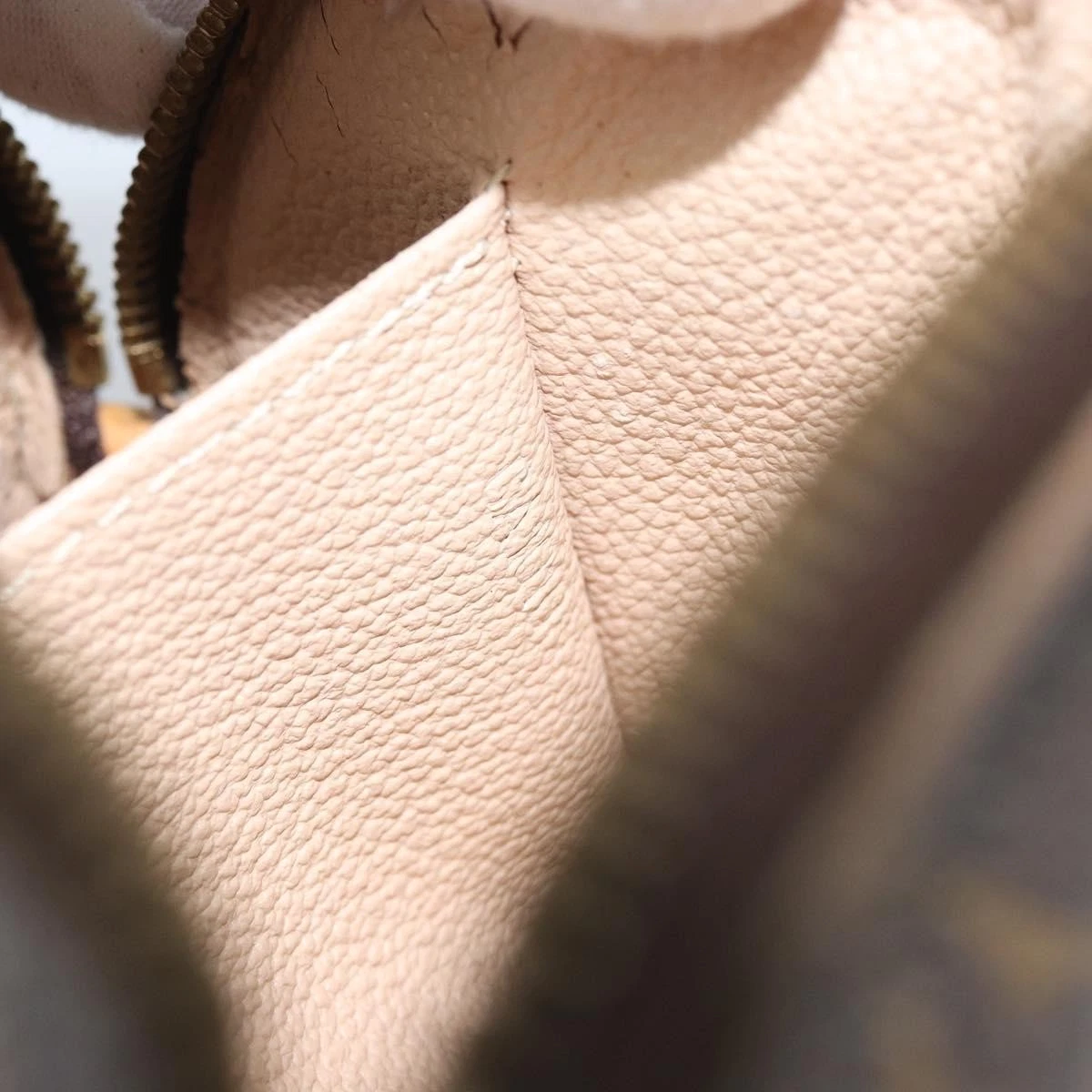 $625 2000 LOUIS VUITTON Monogram Cosmetic Pouch CA1010