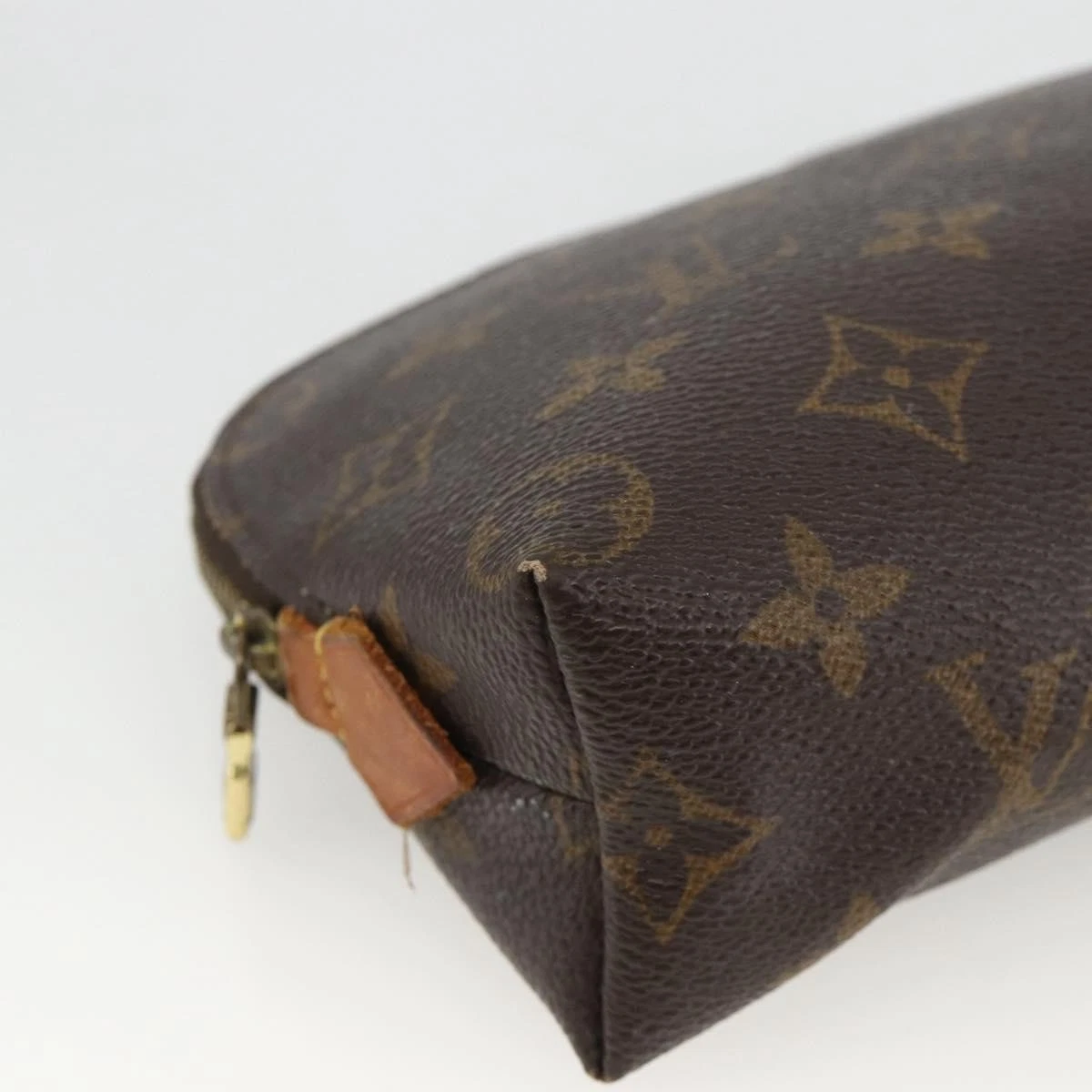 $625 2001 LOUIS VUITTON Monogram Cosmetic Pouch CA0061