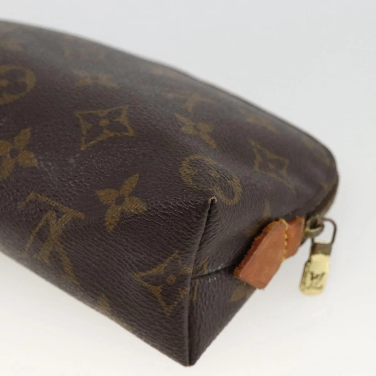 $625 2001 LOUIS VUITTON Monogram Cosmetic Pouch CA0061