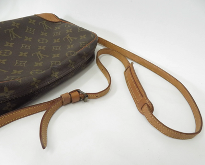 $1,450 2001 Louis Vuitton Monogram Trocadero 27 TH0011