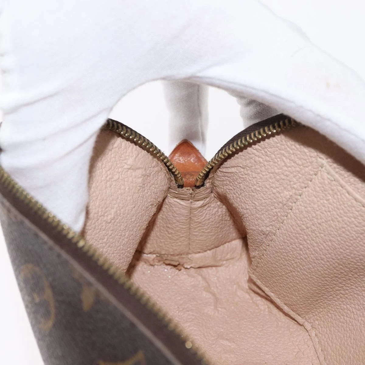 $625 2001 LOUIS VUITTON Monogram Cosmetic Pouch CA0091