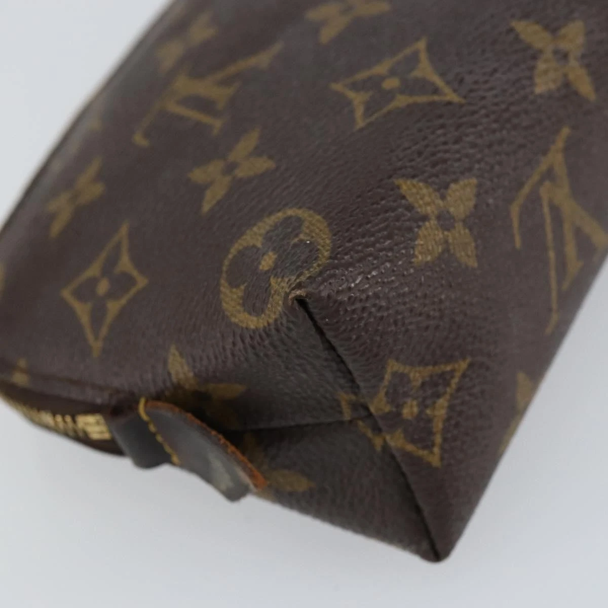 $620 2001 Louis Vuitton Monogram Cosmetic Pouch CA1021