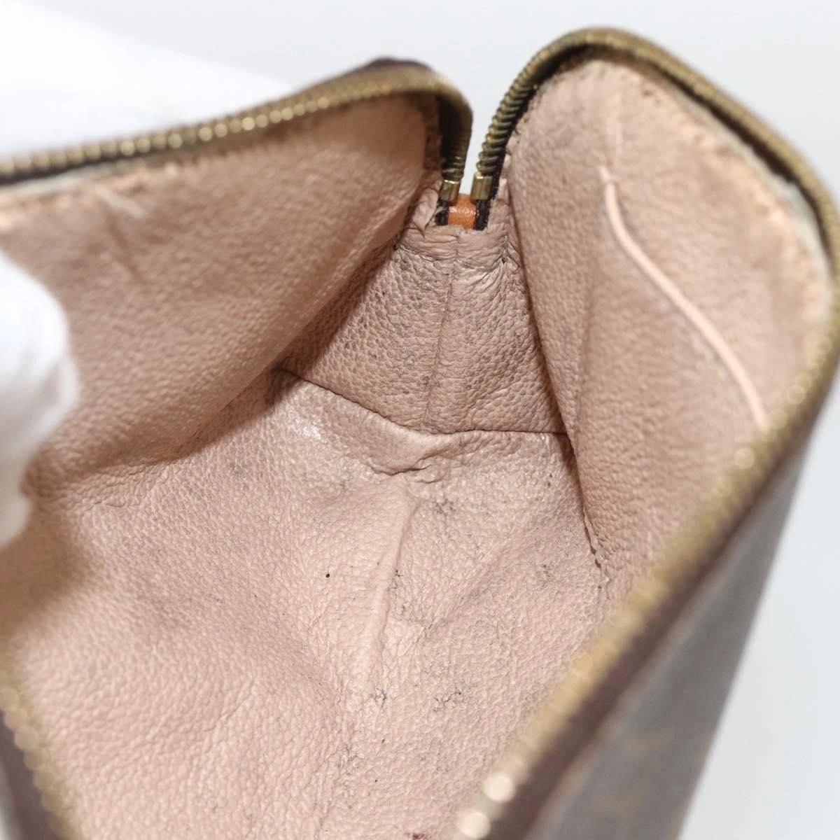 $625 2001 LOUIS VUITTON Monogram Cosmetic Pouch CA0061