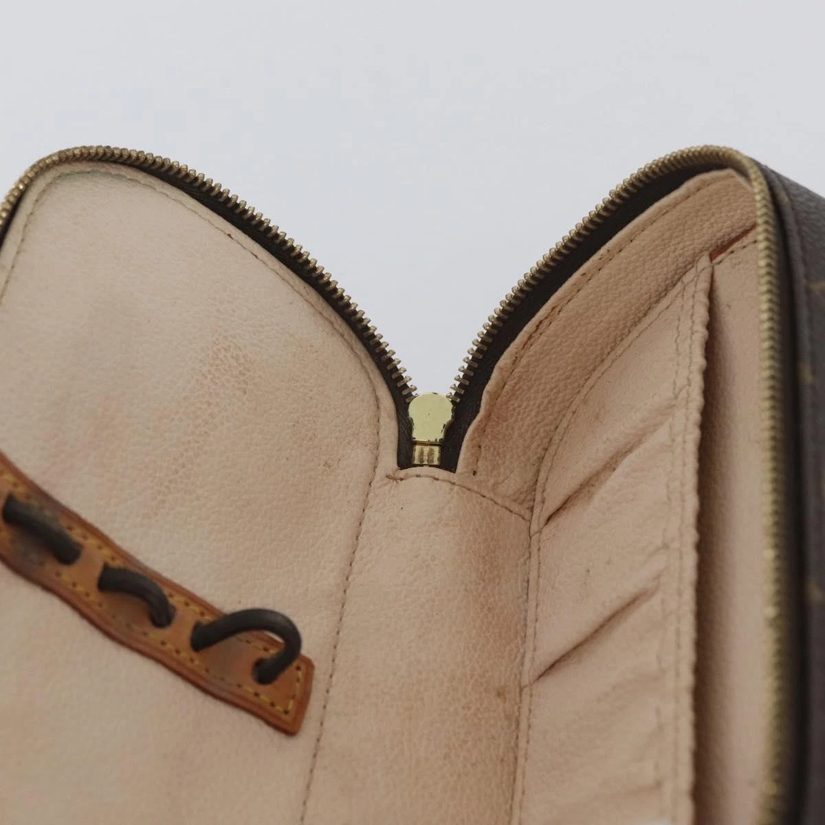 $750 2002 LOUIS VUITTON Monogram Trousse Blush PM VI0092