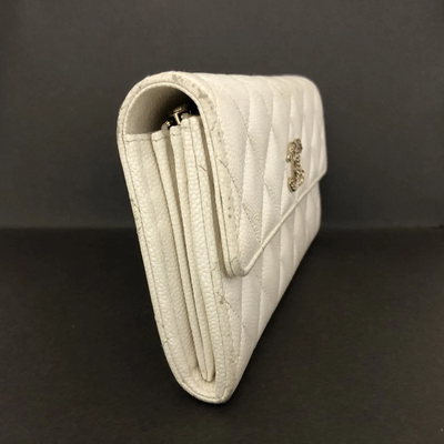 $1400 CHANEL CC Quilted Matelasse Grained Calfskin Bifold Wallet EPXP5N18