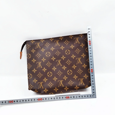 $760 2009 Louis Vuitton Toiletry 26 Brown Monogram DU4079