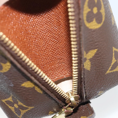 $620 2002 LOUIS VUITTON Monogram Trousse Demi Ronde TH0022