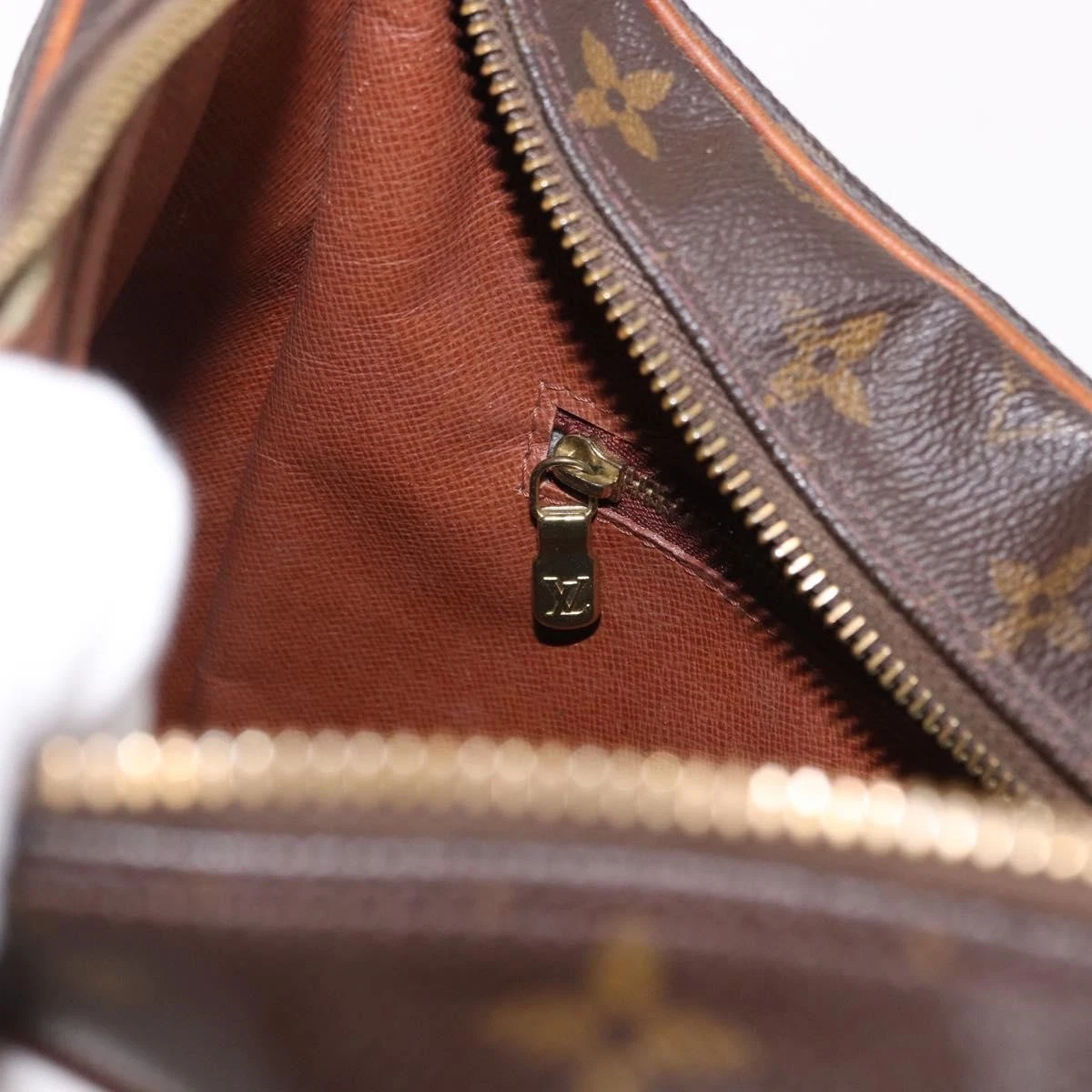 $1090 1997 LOUIS VUITTON Monogram Boulogne 30 Shoulder Bag AS1927
