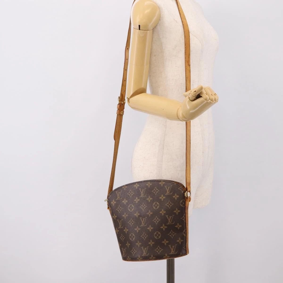 $1,150 1999 Louis Vuitton Monogram Drouot Shoulder Bag VI0939