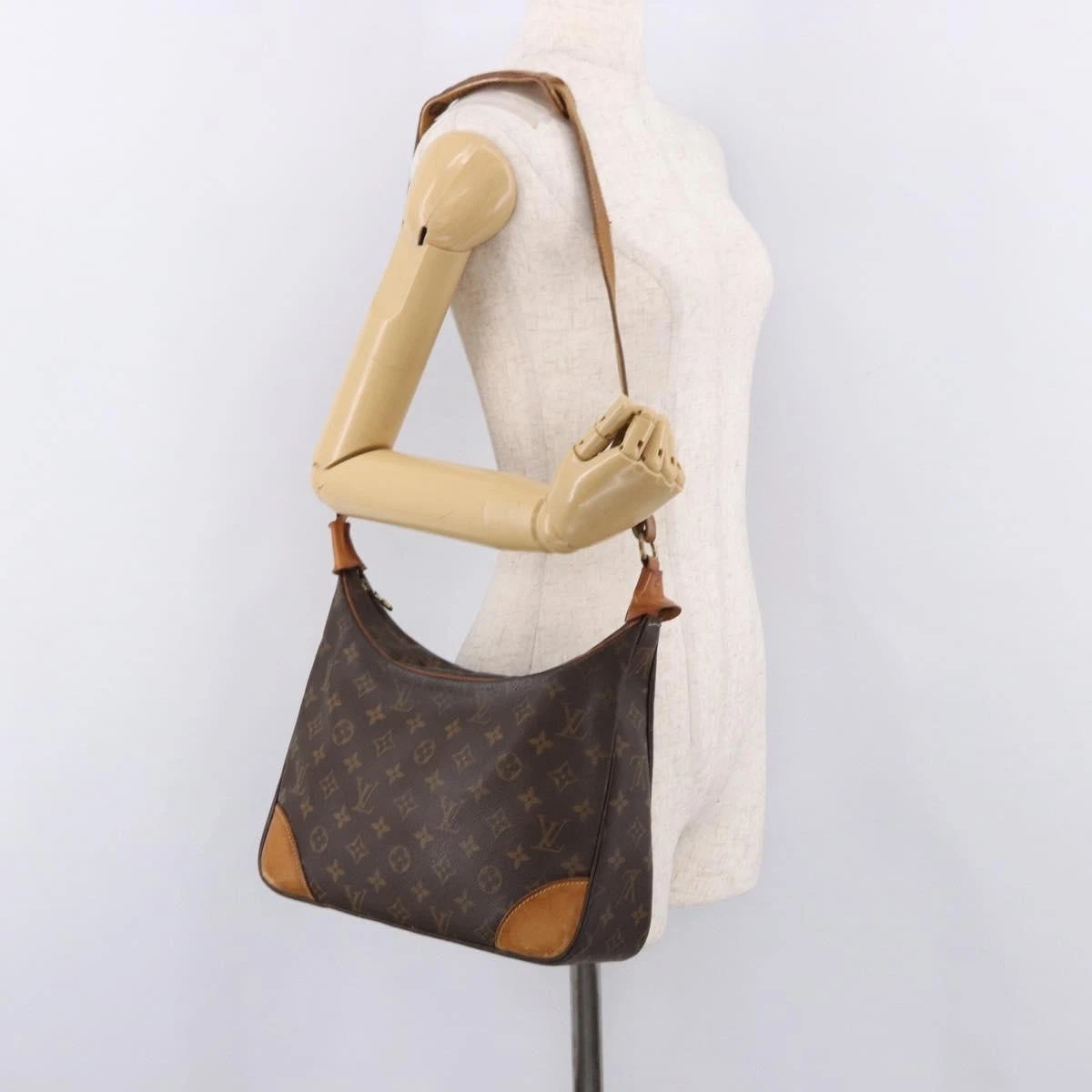 $1090 1997 LOUIS VUITTON Monogram Boulogne 30 Shoulder Bag AS1927
