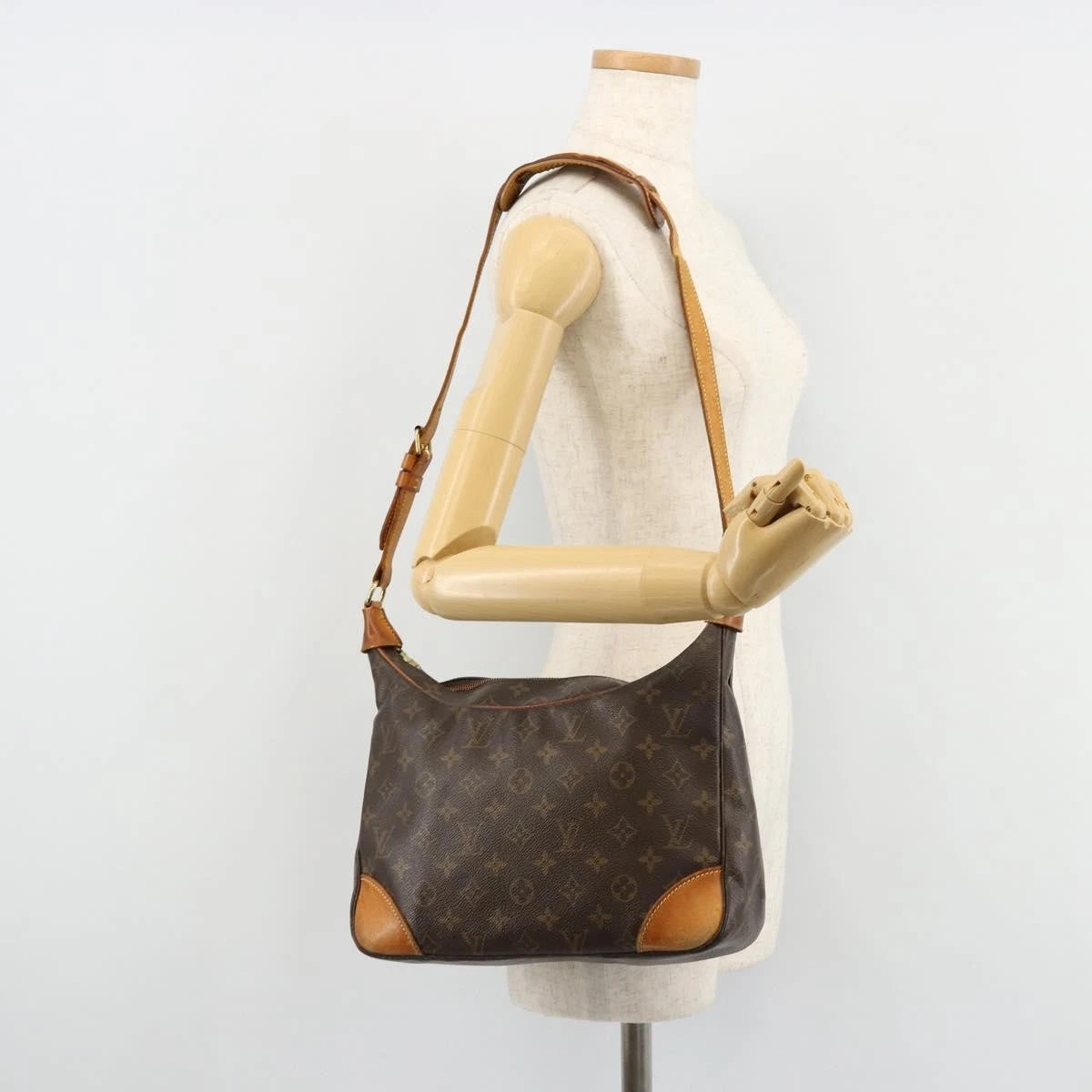 $1,040 2001 Louis Vuitton Monogram Boulogne 30 Shoulder Bag AS0041