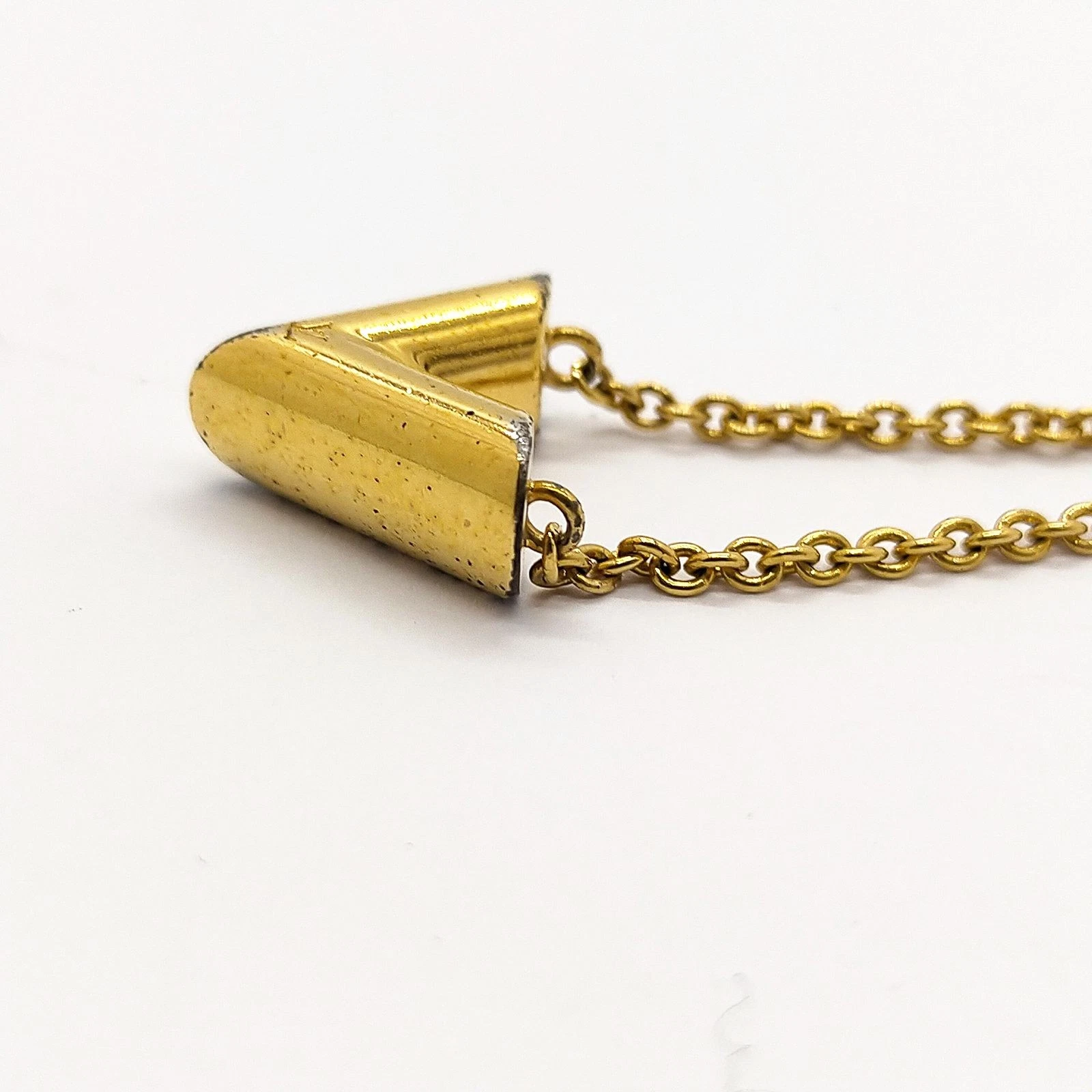 $520 2020 Louis Vuitton Essential V Necklace Gold LE1200