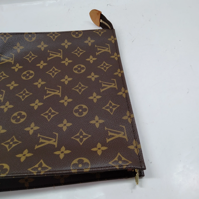 $760 2009 Louis Vuitton Toiletry 26 Brown Monogram DU4079