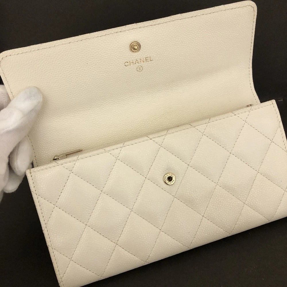 $1400 CHANEL CC Quilted Matelasse Grained Calfskin Bifold Wallet EPXP5N18