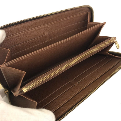 $960 2009 Louis Vuitton Monogram Zippy Wallet  CA3039