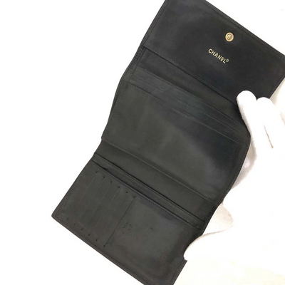 $925 CHANEL CC Logo Grained Calfskin Trifold Wallet Black 6117536