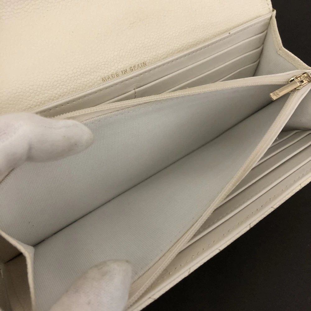 $1400 CHANEL CC Quilted Matelasse Grained Calfskin Bifold Wallet EPXP5N18
