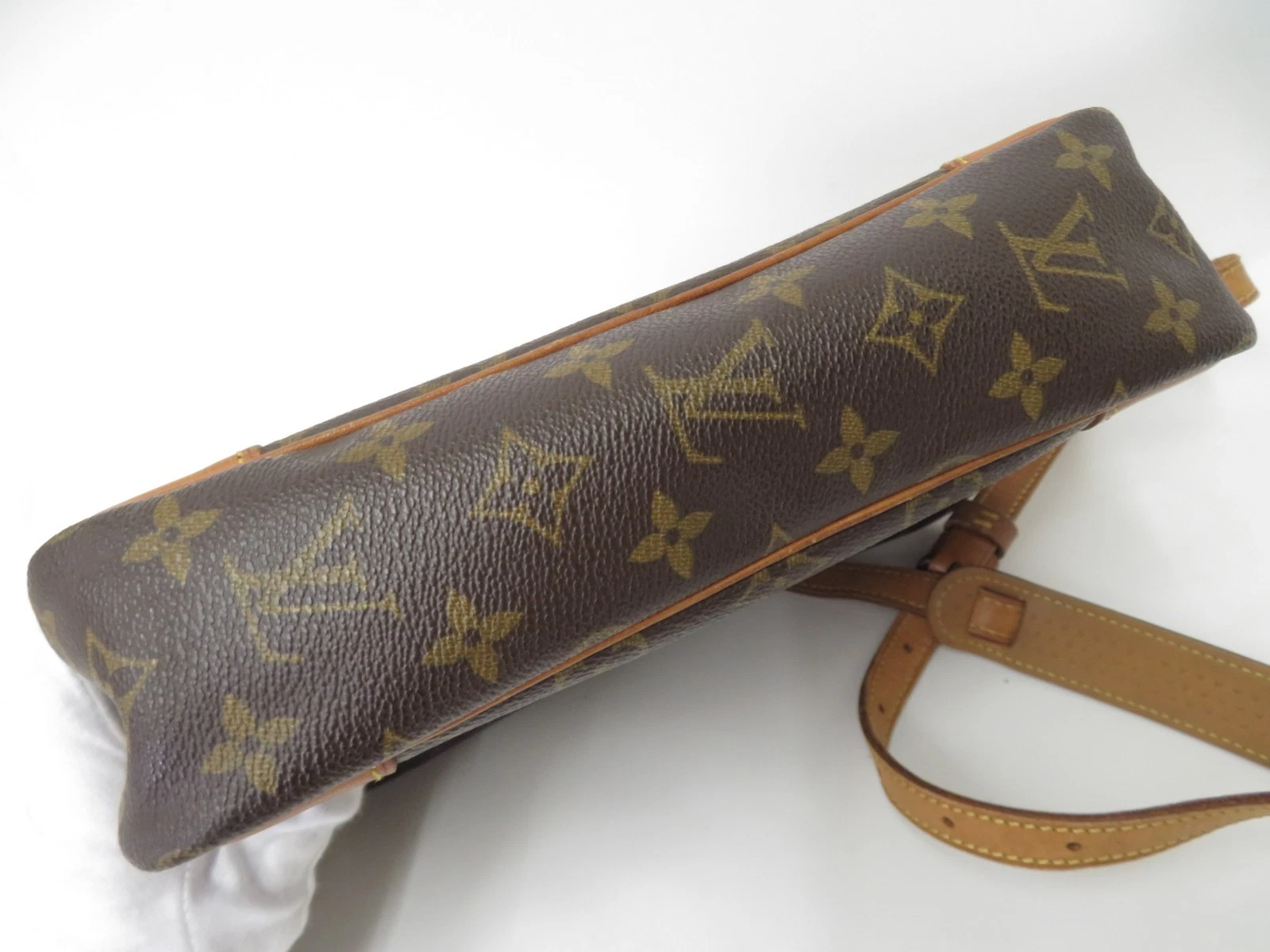 $1,450 2001 Louis Vuitton Monogram Trocadero 27 TH0011
