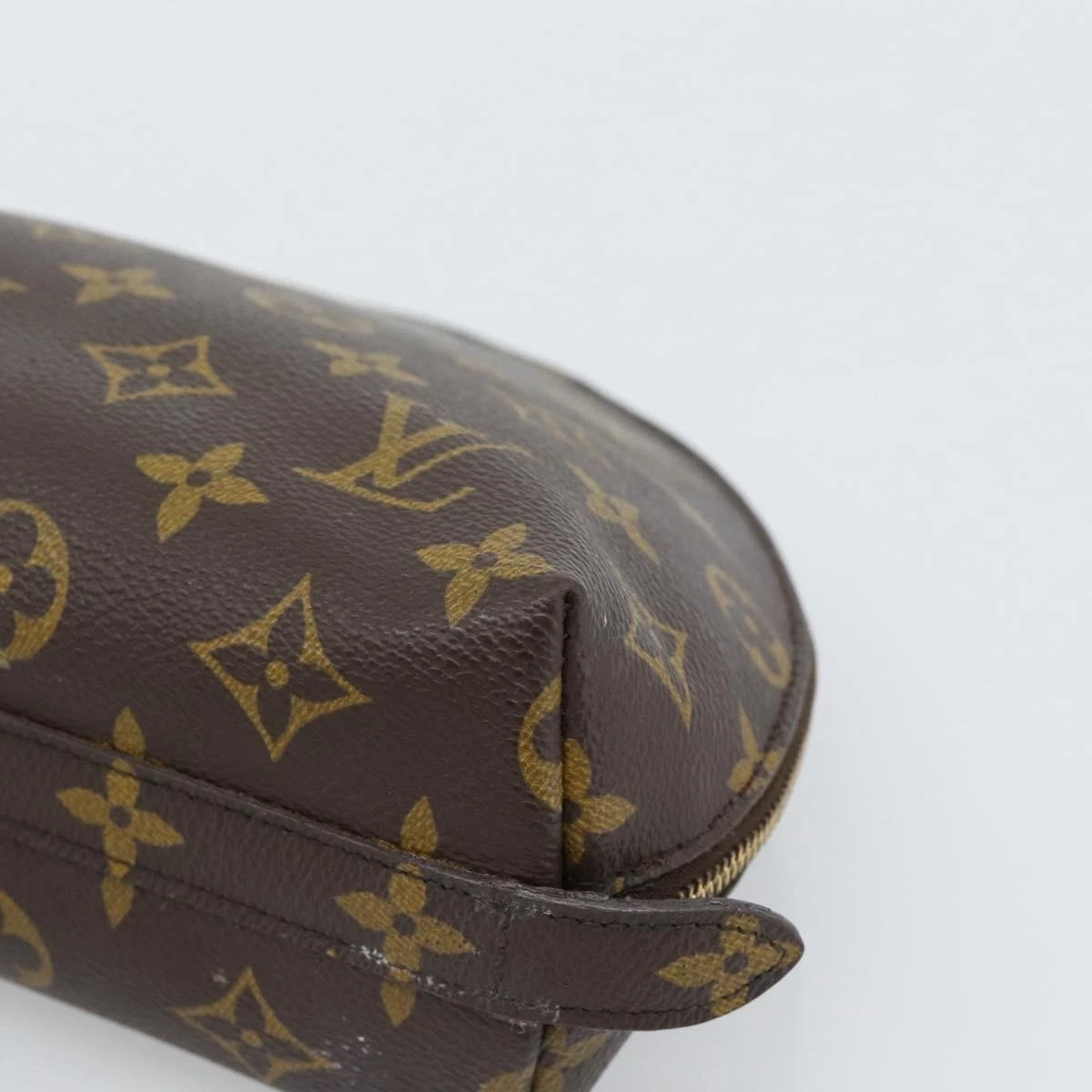 $620 2002 LOUIS VUITTON Monogram Trousse Demi Ronde TH0022