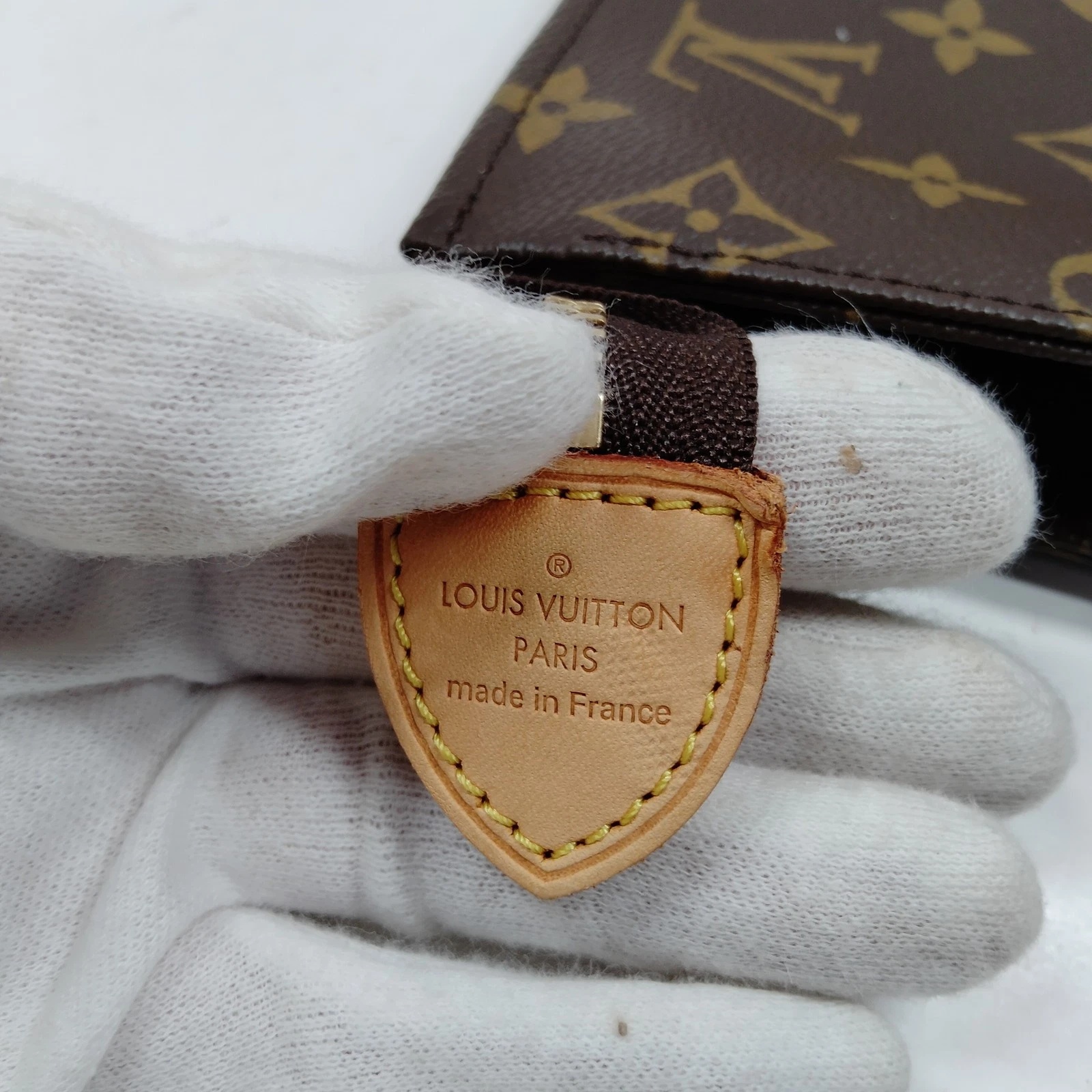 $760 2009 Louis Vuitton Toiletry 26 Brown Monogram DU4079