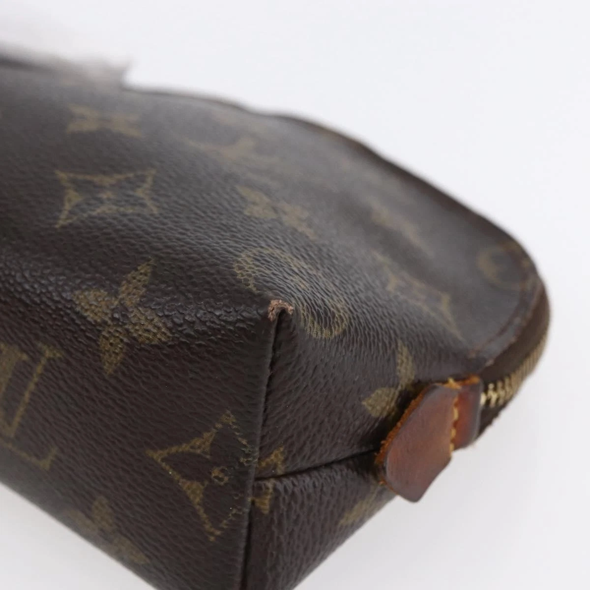 $625 2004 LOUIS VUITTON Monogram Cosmetic Pouch CA0034