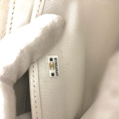 $1400 CHANEL CC Quilted Matelasse Grained Calfskin Bifold Wallet EPXP5N18