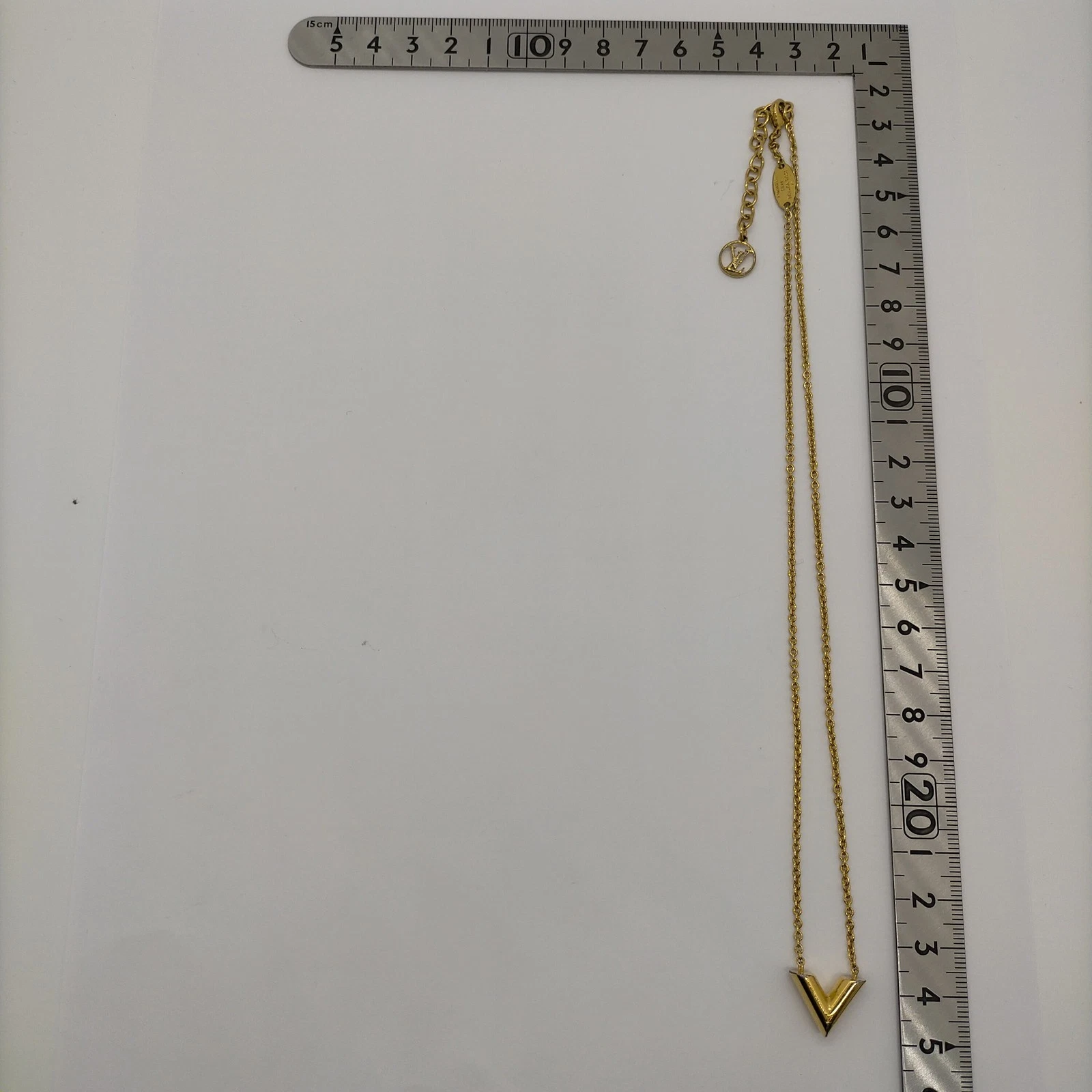 $520 2020 Louis Vuitton Essential V Necklace Gold LE1200