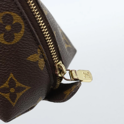 $620 2002 LOUIS VUITTON Monogram Trousse Demi Ronde TH0022