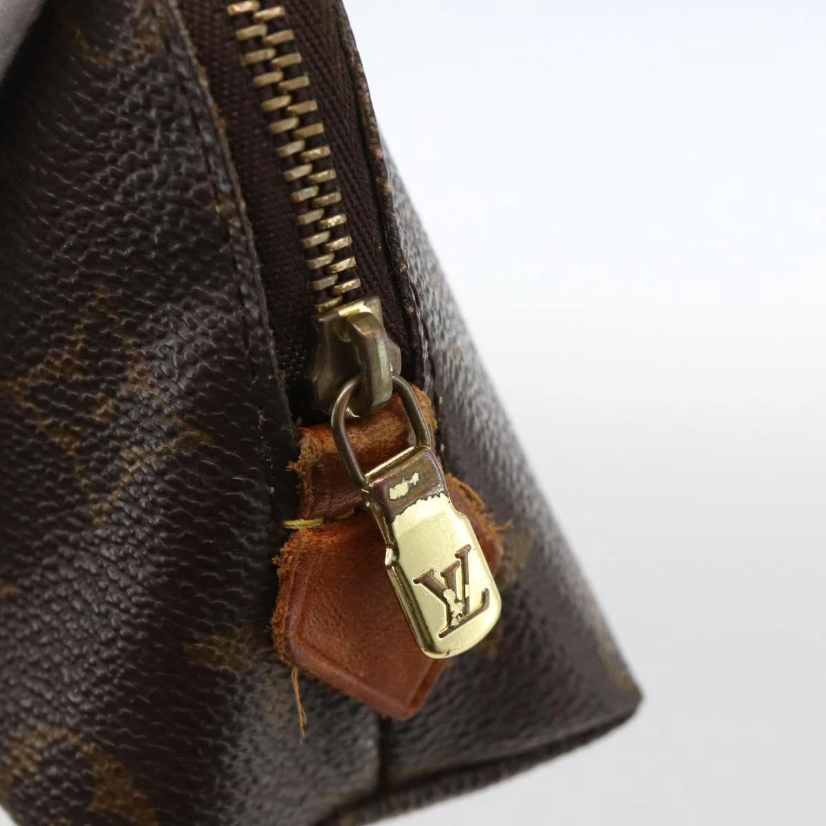 $625 2001 LOUIS VUITTON Monogram Cosmetic Pouch CA0061