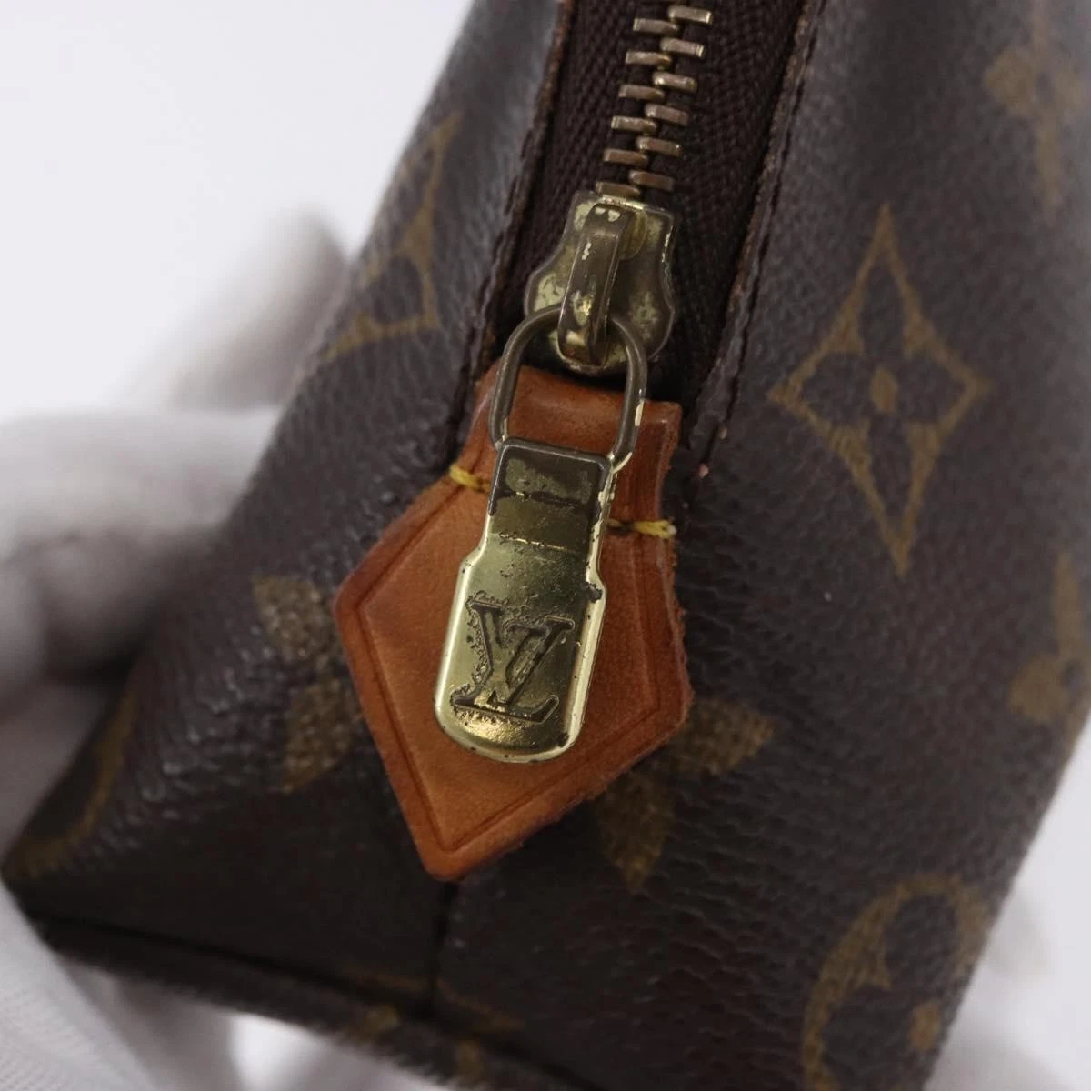 $625 2003 LOUIS VUITTON Monogram Cosmetic Pouch SD0023