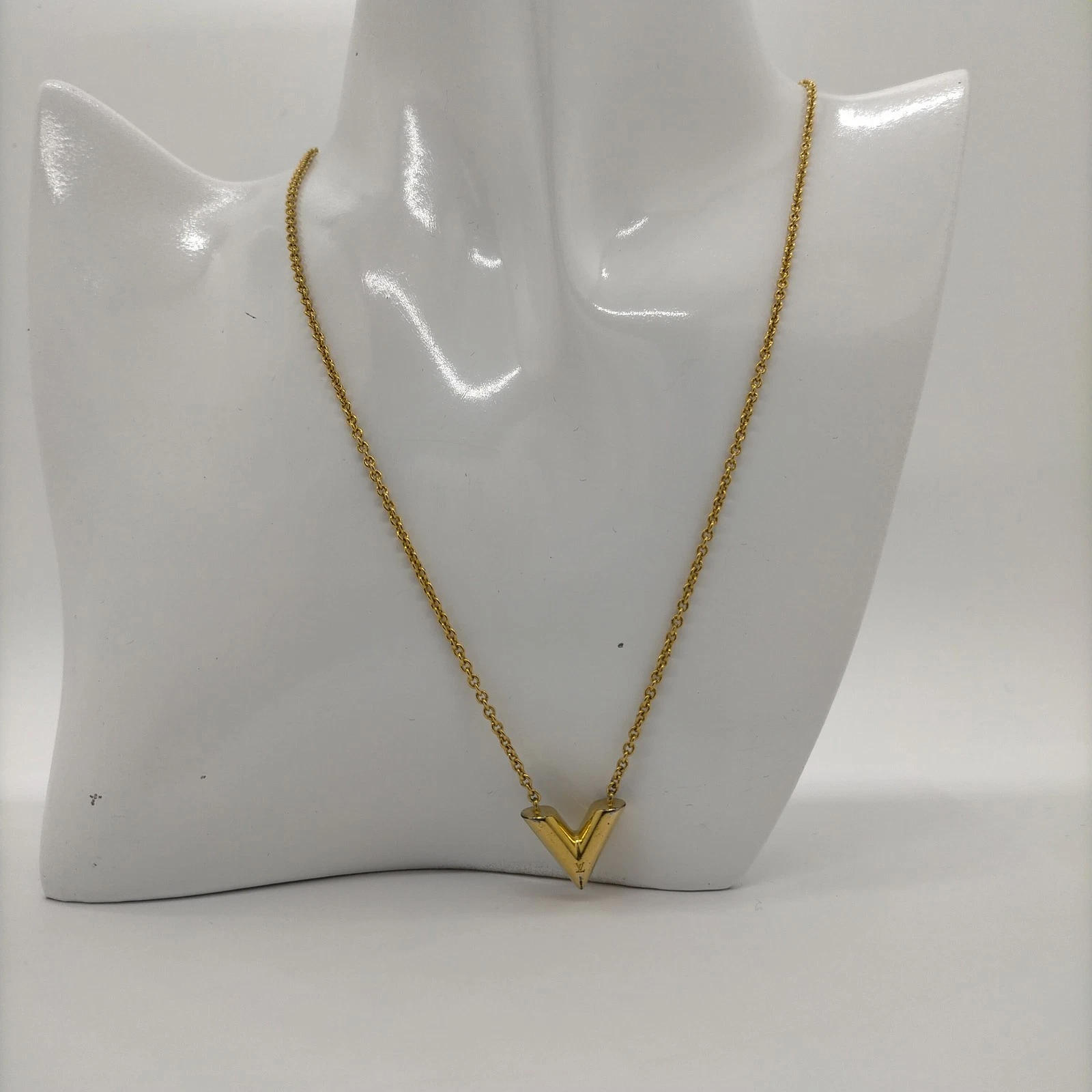 $520 2020 Louis Vuitton Essential V Necklace Gold LE1200
