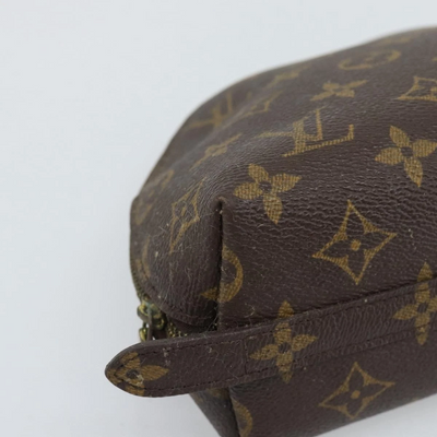 $735 2003 LOUIS VUITTON Monogram Trousse Demi Ronde TH0053